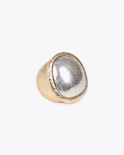 TWO-TONE TEXTURED RING WITH CENTRAL PIECE